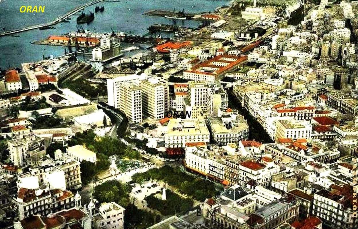 Oran - Place d'Armes - Vue aerienne.jpg